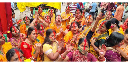 लखीसराय में महिलाओं ने सिंदूर खेला के साथ मां दुर्गा को दी भावपूर्ण विदाई